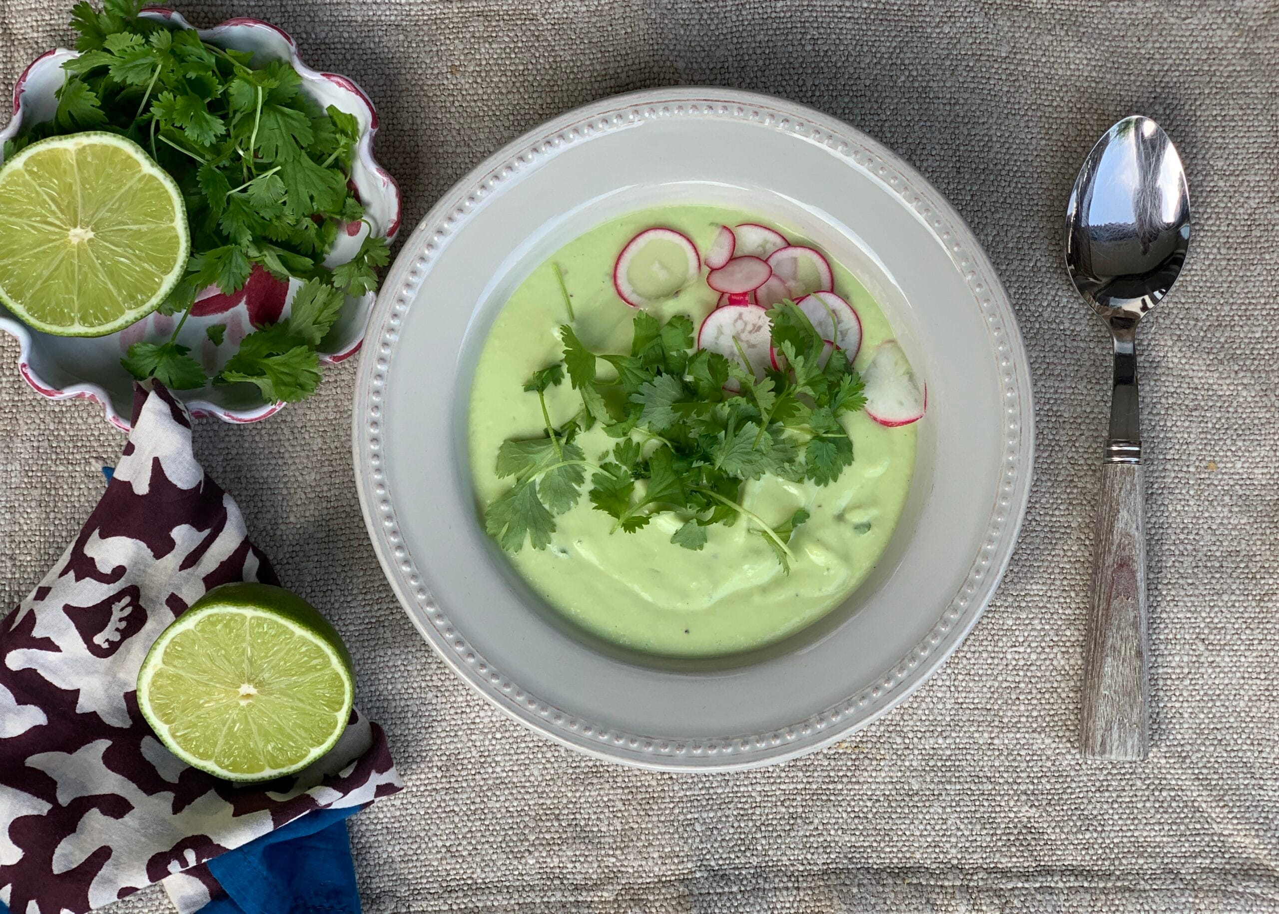 Kald avocadosuppe med agurk