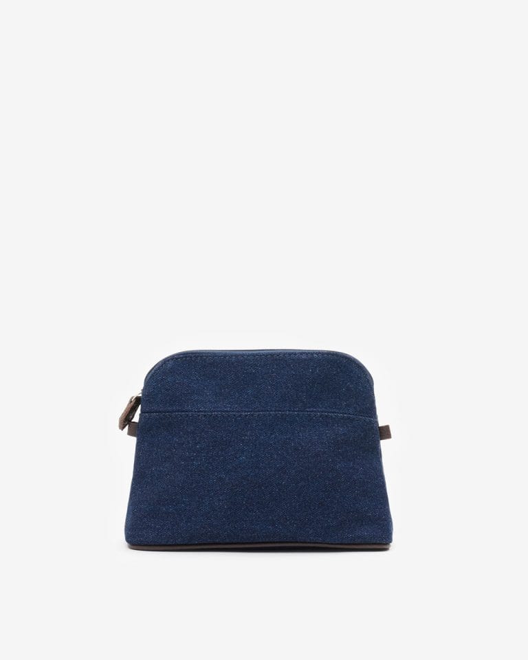 Produktbilde. Aspen toalettmappe i denim med brune detaljer i skinn. Toalettmappen har en avrundet topp.