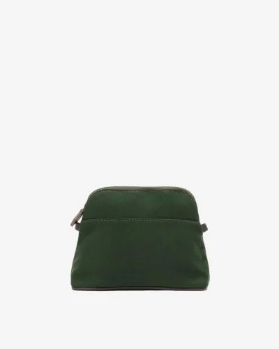 Produktbilde. Aspen toalettmappe i mørkegrønn med brune detaljer i skinn. Toalettmappen har en avrundet topp.
