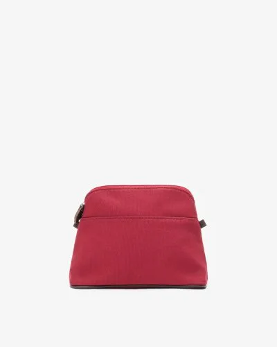 Produktbilde. Aspen toalettmappe i mørkerød med brune detaljer i skinn. Toalettmappen har en avrundet topp.