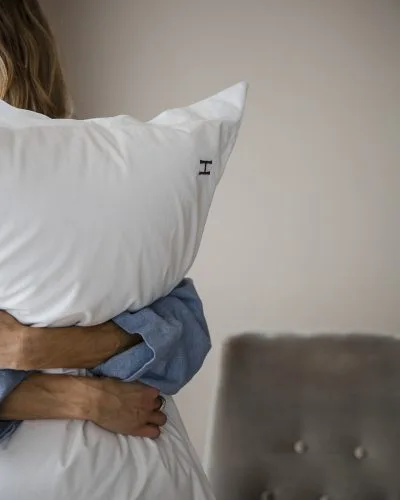 Putetrekk med brodert H i hjørnet