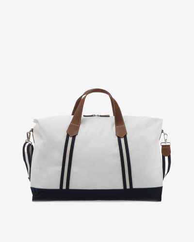 romslig reiseveskei hvit seilduk med håndtak og detaljer i mørkeblå canvas