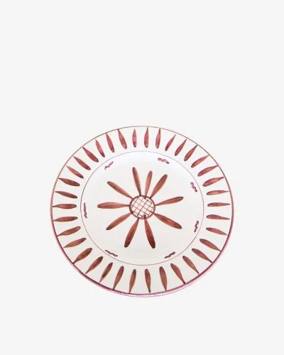 Produktbilde av frokosttallerken i rustikk keramikk. Tallerkenen er håndmalt i burgunderrødt mønster.