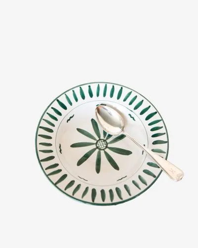 Produktbilde av dyp tallerken i rustikk keramikk. Tallerkenen er håndmalt i grønt mønster.