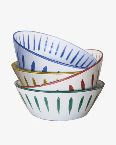 Produktbilde. Rustikke salatboller med flat bunn i stabel. Salatbollene er håndmalt med mønstre i oker, rødt, blått eller grønt.