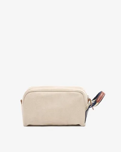 Produktbilde av beige toalettmappe i modellen Boston fra My Style Bags. Toalettmappen er rektangulær i fasongen med glidelåsåpning på toppen og håndtak med blå og naturfargede striper, samt en forsterkning i brunt skinn.