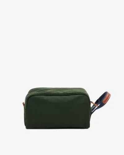 Produktbilde av mørjegrønn toalettmappe i modellen Boston fra My Style Bags. Toalettmappen er rektangulær i fasongen med glidelåsåpning på toppen og håndtak med blå og grønne striper, samt en forsterkning i brunt skinn.