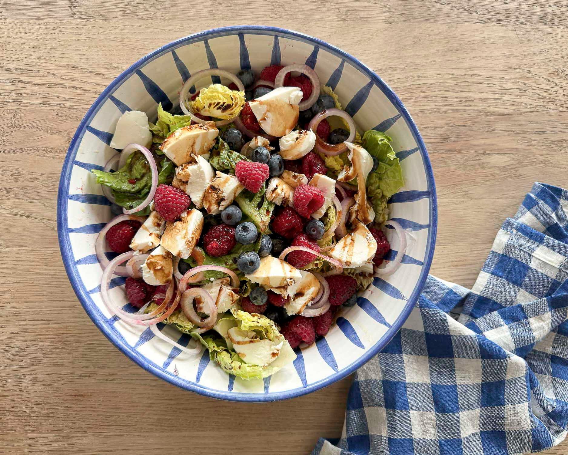 Fruktig salat med bær og mozzarella