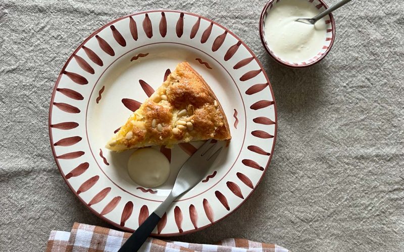 Eplekake med pisket rømme på tallerken.