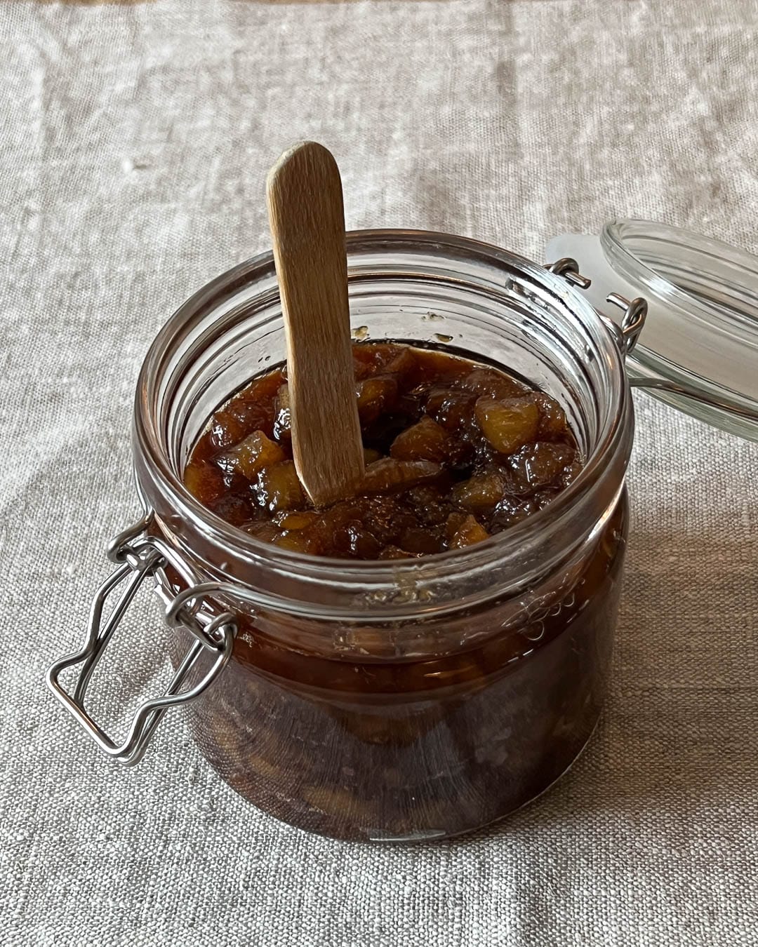 Rustikt glass med pæresyltetøy.