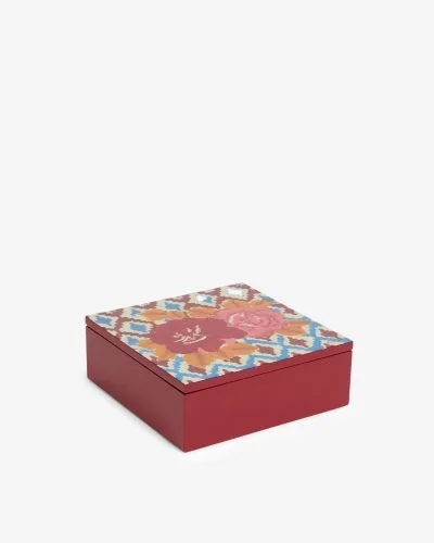 Liten dekorativ boks i lakk med rød bunn og store blomster og hima-mønster på lokket.