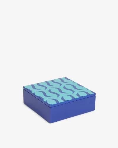 Liten blå boks i blått med mønstret lokk. Boksen er høyglanset og blank.