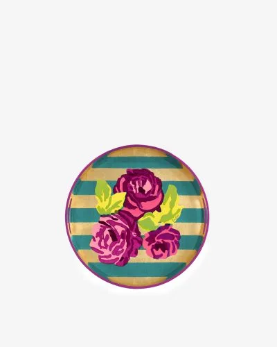 Rundt serveringsbrett i høyglans med kunstnerisk motiv. Motivet er brede striper i turkis og gull med mørkerosa blomster i forgrunnen.