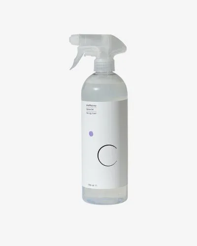 Produktbilde av Multispray fra Csoaps i duften lavendel. Flasken er høy, slank og gjennomsiktig med hvit ettikett og transparent spraytopp.