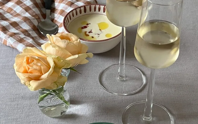 Kremet blomkålsuppe med choritzo servert i rustikke boller.
