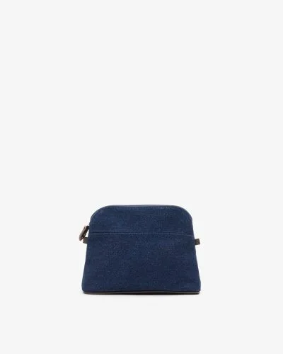 Produktbilde. Aspen liten toalettmappe i denim med brune detaljer i skinn. Toalettmappen har en avrundet topp.