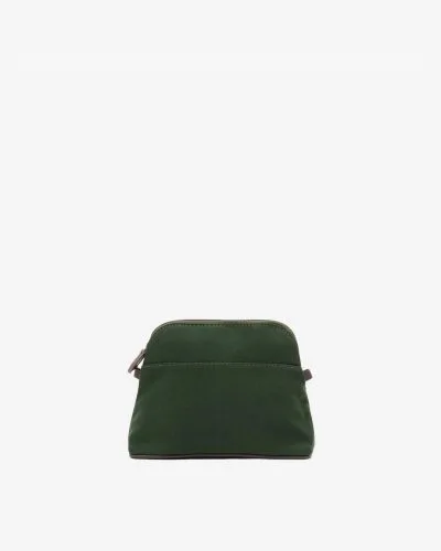 Produktbilde. Aspen liten toalettmappe i mørkegrønn med brune detaljer i skinn. Toalettmappen har en avrundet topp og lukkes med glidelås.