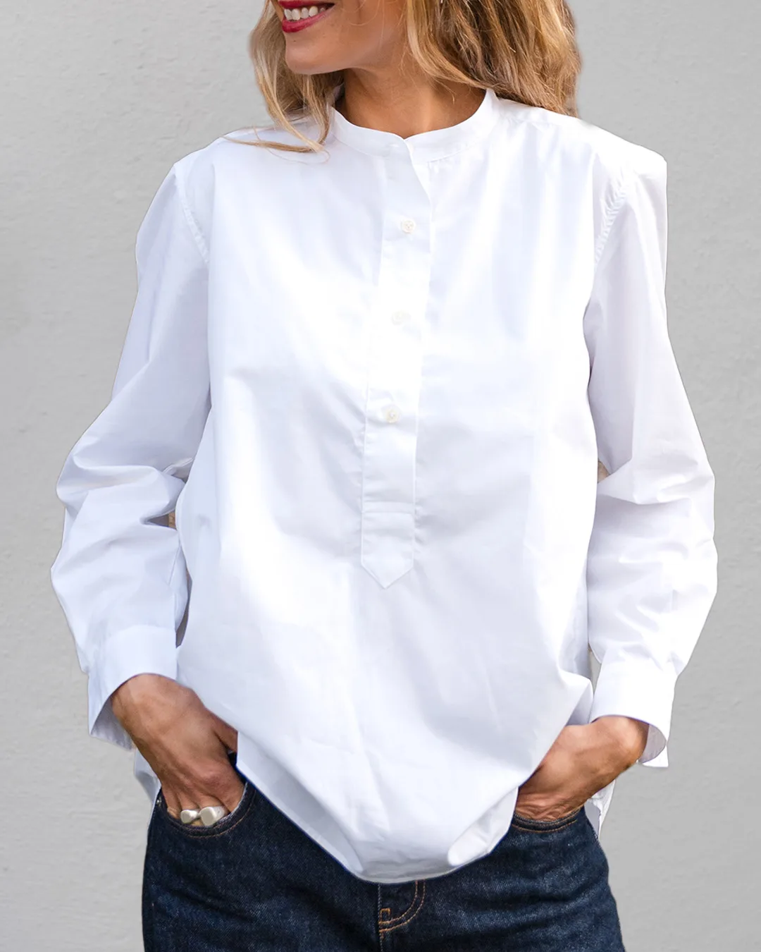 Hvit crisp skjorte i avslappet snitt med bred knappestolpe til midjen.