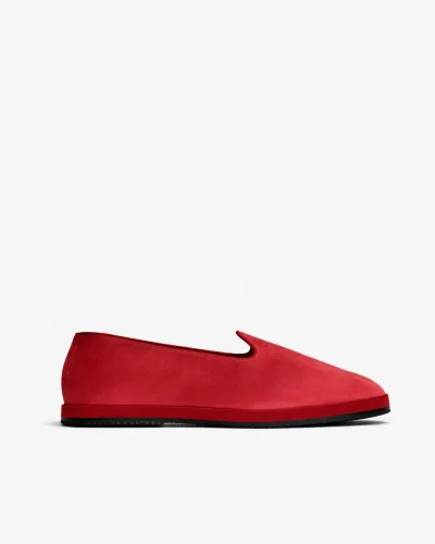 Rosa friulane i myk italiensk fløyel fra Stories by Kine, slip-on modell med sort såle og klassisk silhuett, sett fra siden mot hvit bakgrunn.