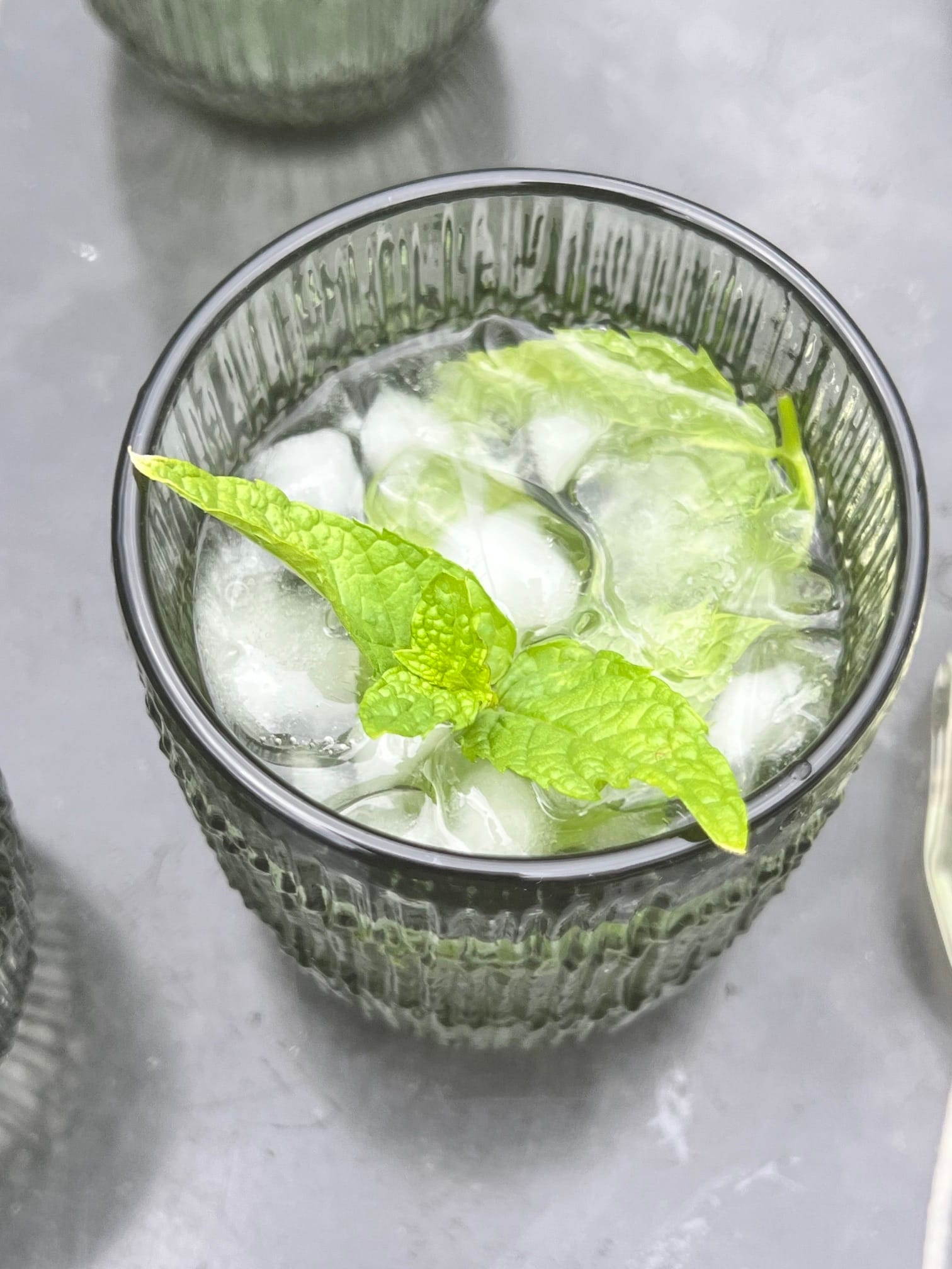 Mint Julep mocktail i et tumblerglass